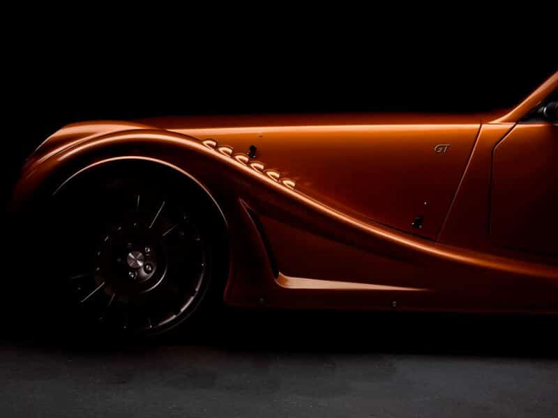 Morgan Aero 8 GT in Orange im Showroom - Seitenansicht