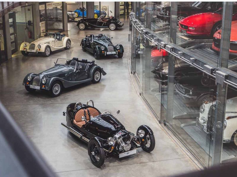 Morgan Flaving Filiale in Düsseldorf - Große Auto Verkaufsfläche mit vielen Modellen